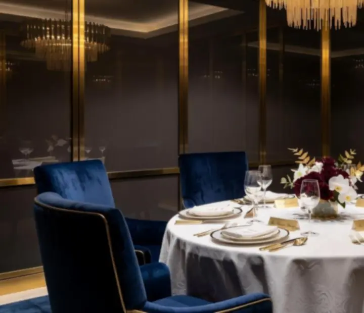 Prywatna sala VIP w Nocastrella przygotowana na elegancką uroczystość z nakrytymi stołami i nastrojowym światłem