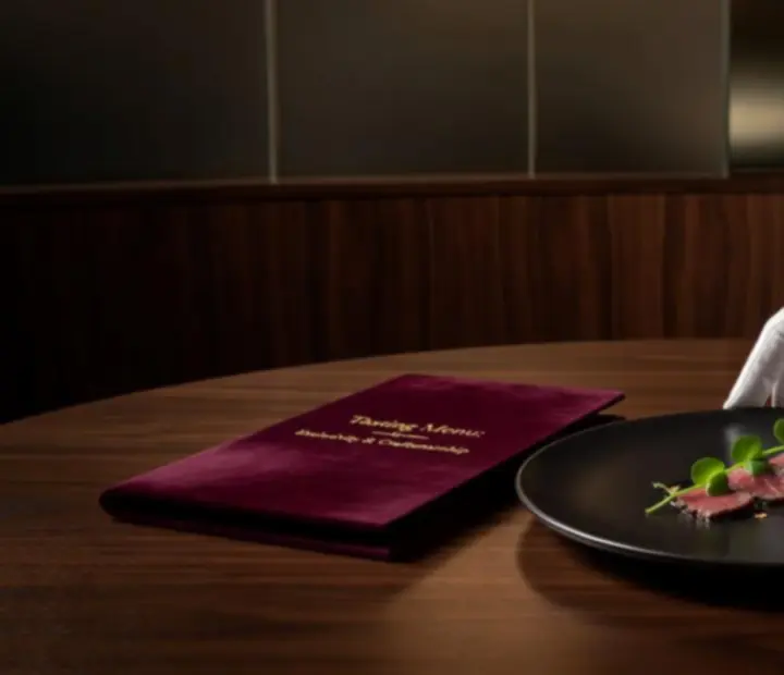 Eleganckie menu degustacyjne serwowane przy stoliku w restauracji Nocastrella